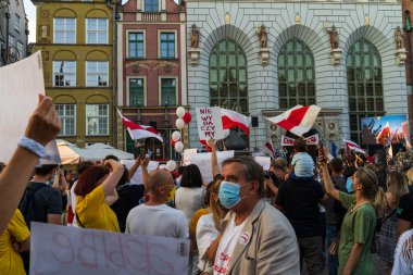 Gdansk, Kuzey Polonya - 13 Ağustos 2020: İnsanlar, Polonya bayrağını havada sallayarak 19 kez Beyaz Rusya 'yı destekleyen protestolar düzenledi