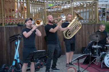 Gdansk, Kuzey Polonya - 13 Ağustos 2020: Eski şehrin şehir merkezinde covid 19 sırasında açık orkestrada enstrüman çalan sokak sanatçısı