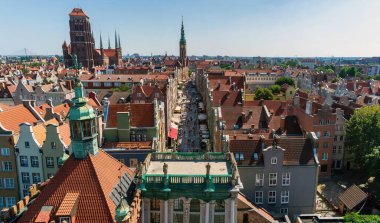 Gdansk, Kuzey Polonya - 13 Ağustos 2020: Drone, Motlawa Nehri 'nin yanındaki eski kentte ortaçağ mimarisinin gökyüzü görüntüsünü çekti.