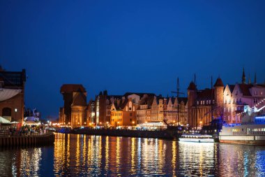 Gdansk, Kuzey Polonya - 15 Ağustos 2020: Baltık Denizi yakınlarındaki motlawa nehrinin üzerindeki Polonya şehir manzarasının geniş açı çekimleri