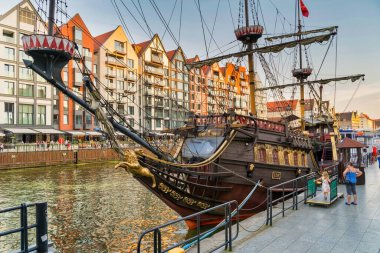 Gdansk, Kuzey Polonya - 13 Ağustos 2020: Bir korsan gemisi Motlawa nehrine yanaşmak üzere demirlemiş ve yolcu bekliyor
