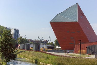 Gdansk, Kuzey Polonya - 15 Ağustos 2020: Motlawa nehrinin yanında yer alan kırmızı modern mimari genellikle müze ve sergi etkinliği düzenledi