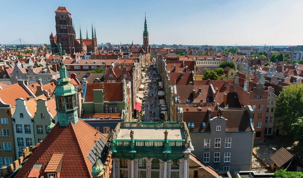 Gdansk, Kuzey Polonya - 13 Ağustos 2020: Drone, Motlawa Nehri 'nin yanındaki eski kentte ortaçağ mimarisinin gökyüzü görüntüsünü çekti.