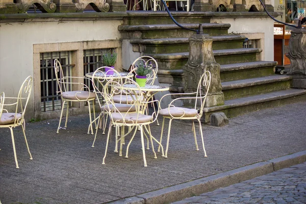 폴란드의 그단스크 2020 의자와 탁자는 도시의 광장에 두었다 — 스톡 사진