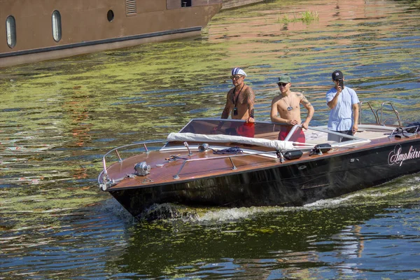 Gdansk North Poland August 2020 Bunch Man Sailing Motor Boat — Stock Photo, Image