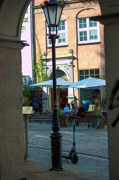 폴란드 그단스크 2020 중심가에 앞에서 스쿠터를 식당에서 식사하는 — 스톡 사진