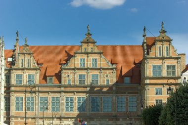 Gdansk, Kuzey Polonya - 14 Ağustos 2020: Klasik ortaçağ temalı bina dış kısmı ünlü şehir merkezinin ana meydanında yer alıyor