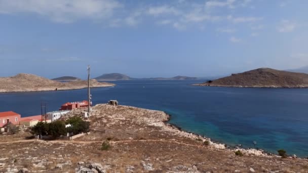 Rodos Yunanistan Kristal Berrak Mavi Deniz Suyu Üzerinde Paslı Kayalık — Stok video