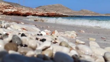 Rodos - Yunanistan: Paslı kayalık tepelere karşı yazın Halki (Chalki) Adası 'ndaki Ege Denizi' nin alçak açılı çekimini kapat