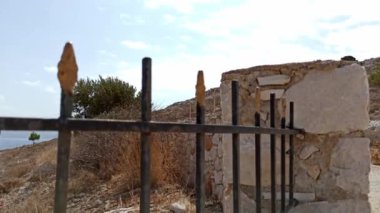 Rodos - Yunanistan: Ege Denizi 'ndeki Halki Adası, Halki' nin kırsal kayalık tepe adasının Pan çekimi (Chalki)