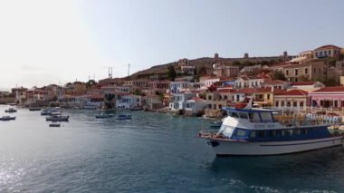 Rodos, Yunanistan: Ege kıyısı kıyısındaki küçük halki / chalki köyündeki dik bir tepe üzerindeki geleneksel çok renkli evlerin Emboria limanından Pan çekimi