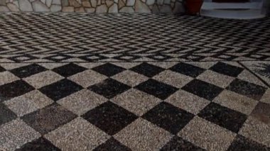Rodos, Yunanistan: Geleneksel tasarımcı zemininin eğik çekimi ve halki / chalki adasındaki bir kiliseye giriş