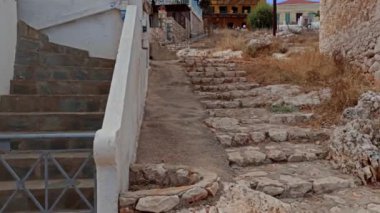 Rodos, Yunanistan: Ege kıyısındaki küçük bir adada bulunan Halki / Chalce köyünün merdivenleriyle geleneksel evlerin eğik çekimi