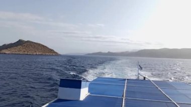 Yunanistan 'ın Rodos' un yaklaşık 6 km batısındaki Ege Denizi 'ndeki Dodecanese takımadasında seyir halindeki bir gemiden paslı Yunan adasının görüntüsü