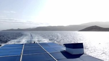 Yunanistan 'ın Rodos' un yaklaşık 6 km batısındaki Ege Denizi 'ndeki Dodecanese takımadasında seyir halindeki bir gemiden paslı Yunan adasının görüntüsü