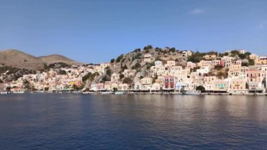 Rodos, Yunanistan: Dodecanese ada grubunun bir parçası olan Symi Adası 'nın ve renkli neoklasik evlerle çevrili olan limanına yanaşan gemilerin çekimleri