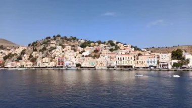 Rodos, Yunanistan: Dodecanese ada grubunun bir parçası olan Symi Adası 'nın ve renkli neoklasik evlerle çevrili olan limanına yanaşan gemilerin çekimleri