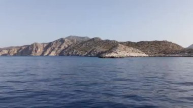 Rodos, Yunanistan: Dodecanese ada grubunun bir parçası olan Symi Adası 'na giden bir yol üzerinde Akdeniz' de seyreden paslı, paslı bir adanın Timelapse manzarası