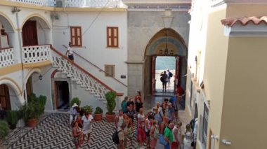 Rodos, Yunanistan - 27 Eylül 2020: Kutsal Başmelek Manastırı 'nı ve kovid 19 koronavirüs salgını sırasında binaya maske takmış insanları yukarı kaldır