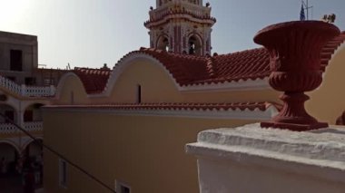 Rodos, Yunanistan - 27 Eylül 2020: Açık mavi gökyüzüne karşı Kutsal Başmelek Manastırı 'nı yukarı kaldır