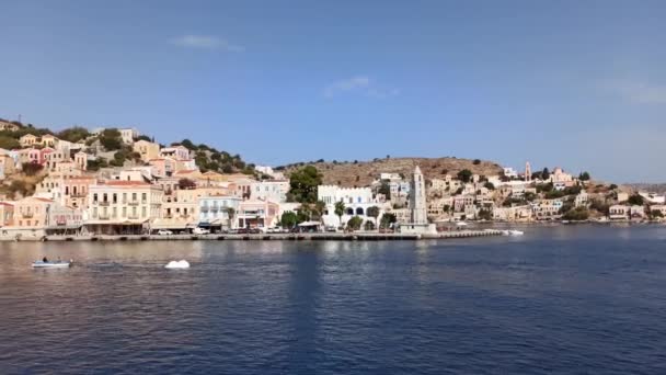 Ρόδος Ελλάδα Pan Shot Symi Island Colorful Houses Rusty Mountain — Αρχείο Βίντεο