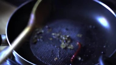 Hint mutfağındaki ana malzemelerin pişirilmesinden önce kızartılan baharat sürecine çevrilen tadka.