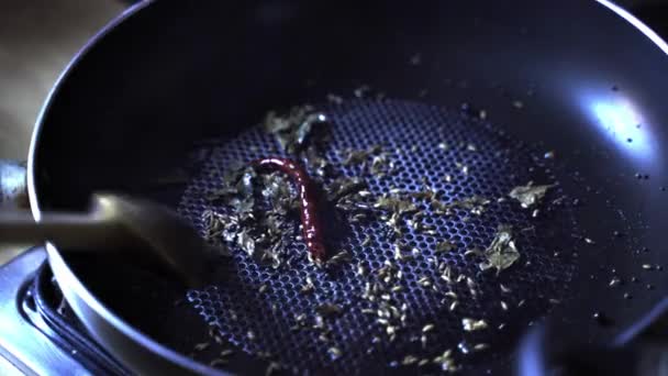 インド料理の主原料を調理する前に揚げられたスパイスの加工に翻訳されるタドカ — ストック動画