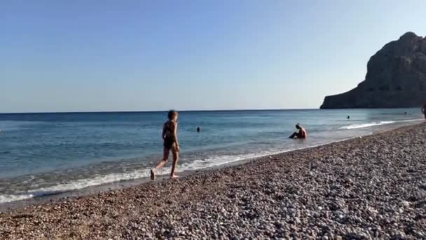 Rodos Grecja Ludzie Spędzający Wolny Czas Plaży — Wideo stockowe