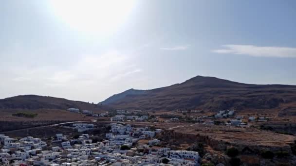 Rhdoes Grecia Tilt Shot White Houses Lindos Town Rusty Mountain — Vídeo de stock