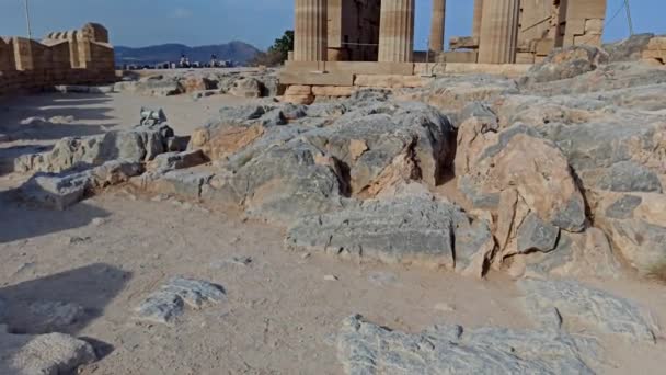 ギリシャのロードス島 地中海の景色を望む急な崖の上にある古代の要塞 アクロポリスの遺跡のパンショット リンドスの有名な観光名所 — ストック動画