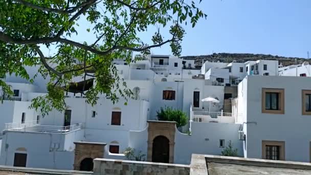 Rhodes Grécia Pan Tiro Branco Semelhante Olhando Casas Estreitamente Localizado — Vídeo de Stock