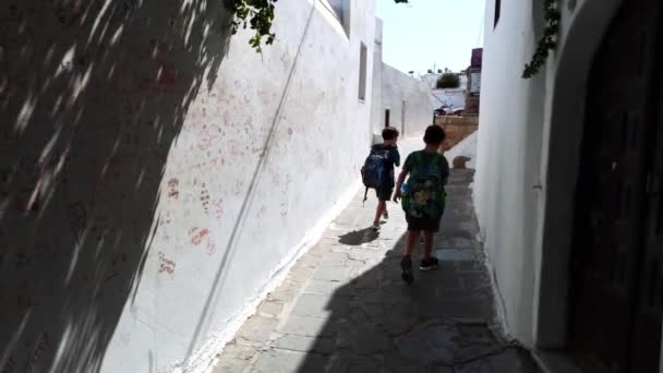 Rhodos Griekenland September 2020 Kinderen Jongens Met Tasjespakket Gaan Terug — Stockvideo