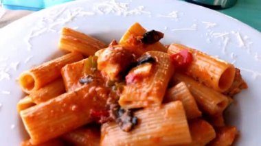 Rodos, Yunanistan: Beyaz tabakta pişmiş rigatoni italyan makarnası yakın plan çekimi