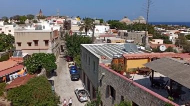 Rodos, Yunanistan - 23 Eylül 2020: Rodos şehrinde, ortaçağ tarzı Yunan mimarisi ile ünlü güneş paneli olan evleri yukarı kaldırın