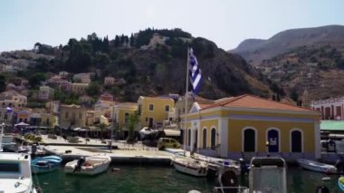 Symi, Yunanistan - 27 Eylül 2020: Dodecanese ada grubunun bir parçası olan Yunan adası. Plajları ve süngeri ile tanınır, renkli neoklasik evlerle çevrilidir..