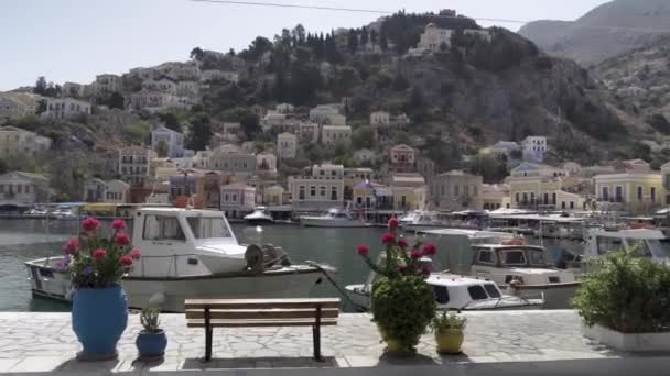 Symi Griekenland Pan Shot Van Kleurrijke Bloempot Een Bankje Straat — Stockvideo