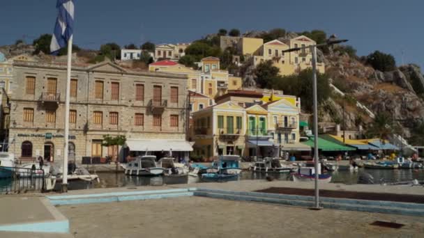 Symi Grecia Septiembre 2020 Pan Shot Simi Island Port Busy — Vídeos de Stock