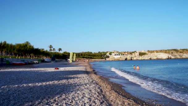 Rodas Grecia Panorámica Panorámica Personas Nadando Disfrutando Del Mar Mediterráneo — Vídeos de Stock