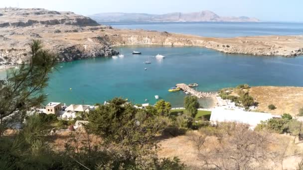 Rhodos Griekenland Pan Shot Van Nautische Strand Van Lindos Stad — Stockvideo