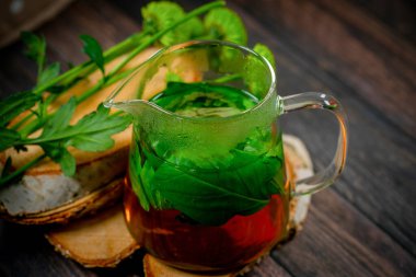 Çaydanlıkta taze bitki çayı.