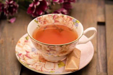 Limonlu siyah çay ve porselen çay fincanı.