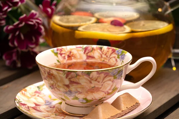 Черный Чай Ломтиком Лимона Красивых Фарфоровых Чашках — стоковое фото