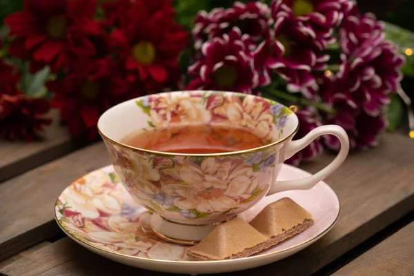 Güzel porselen çay fincanlarında limon dilimli siyah çay.