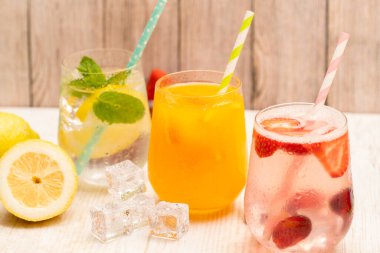 Limonlu, portakallı ve çilekli soğuk meyveli içecekler