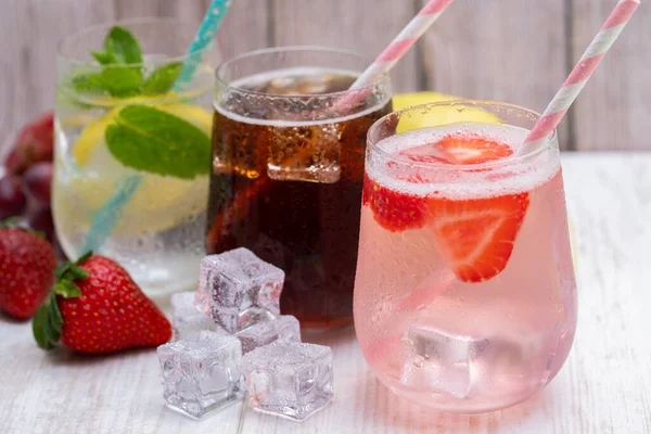 Bebidas Frutadas Geladas Com Limão Morango Cola Fria — Fotografia de Stock