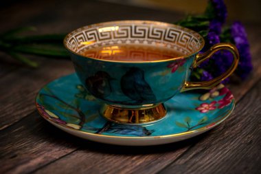 Porselen çay fincanında taze siyah çay.