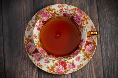 Porselen çay fincanında taze siyah çay.