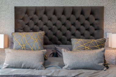 Masa lambaları ve yatak odasında bir yatak