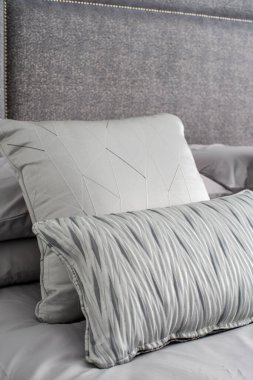 Yatakta dekoratif yastıklar.