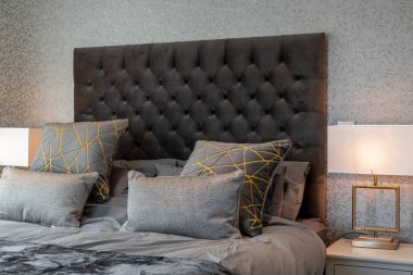 Masa lambaları ve yatak odasında rahat bir yatak